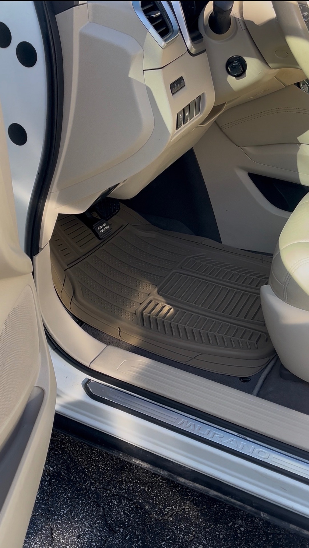 Nissan Murano Floor after detailing