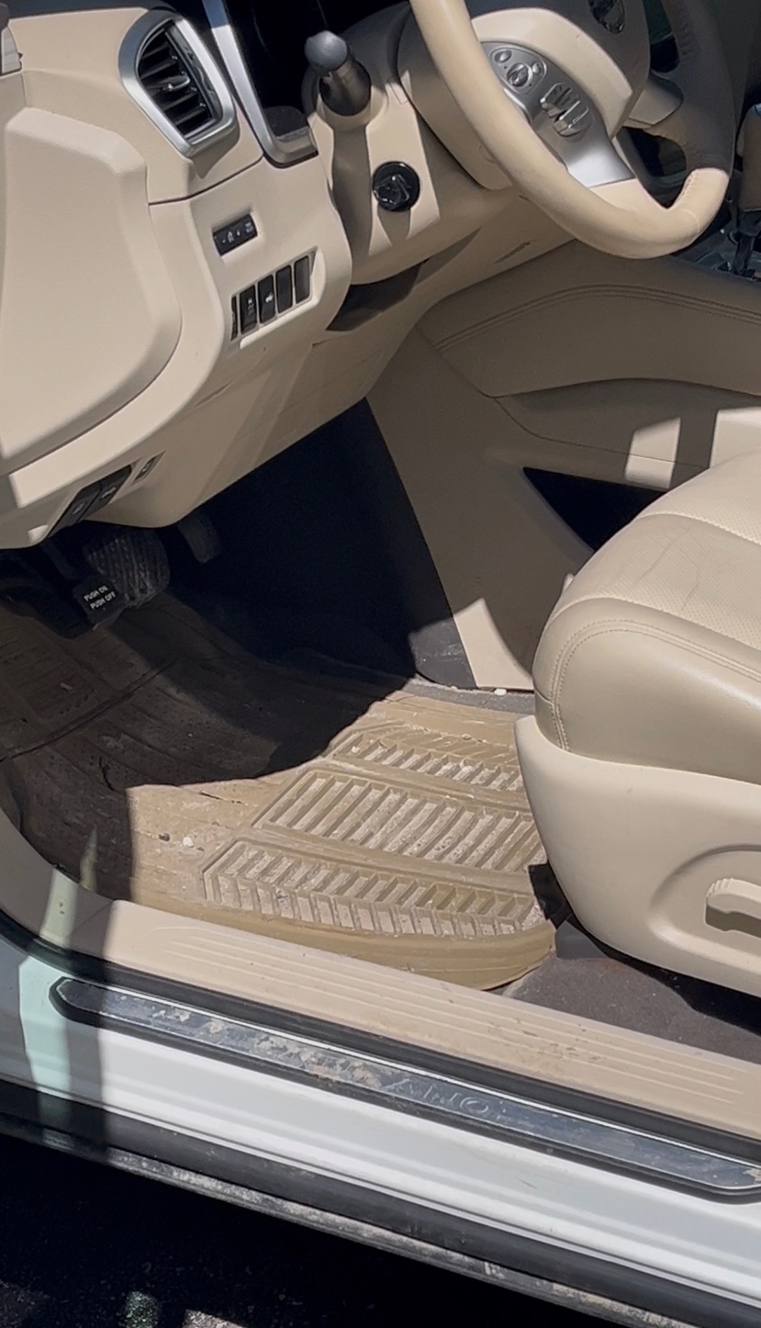 Nissan Murano Floor before detailing